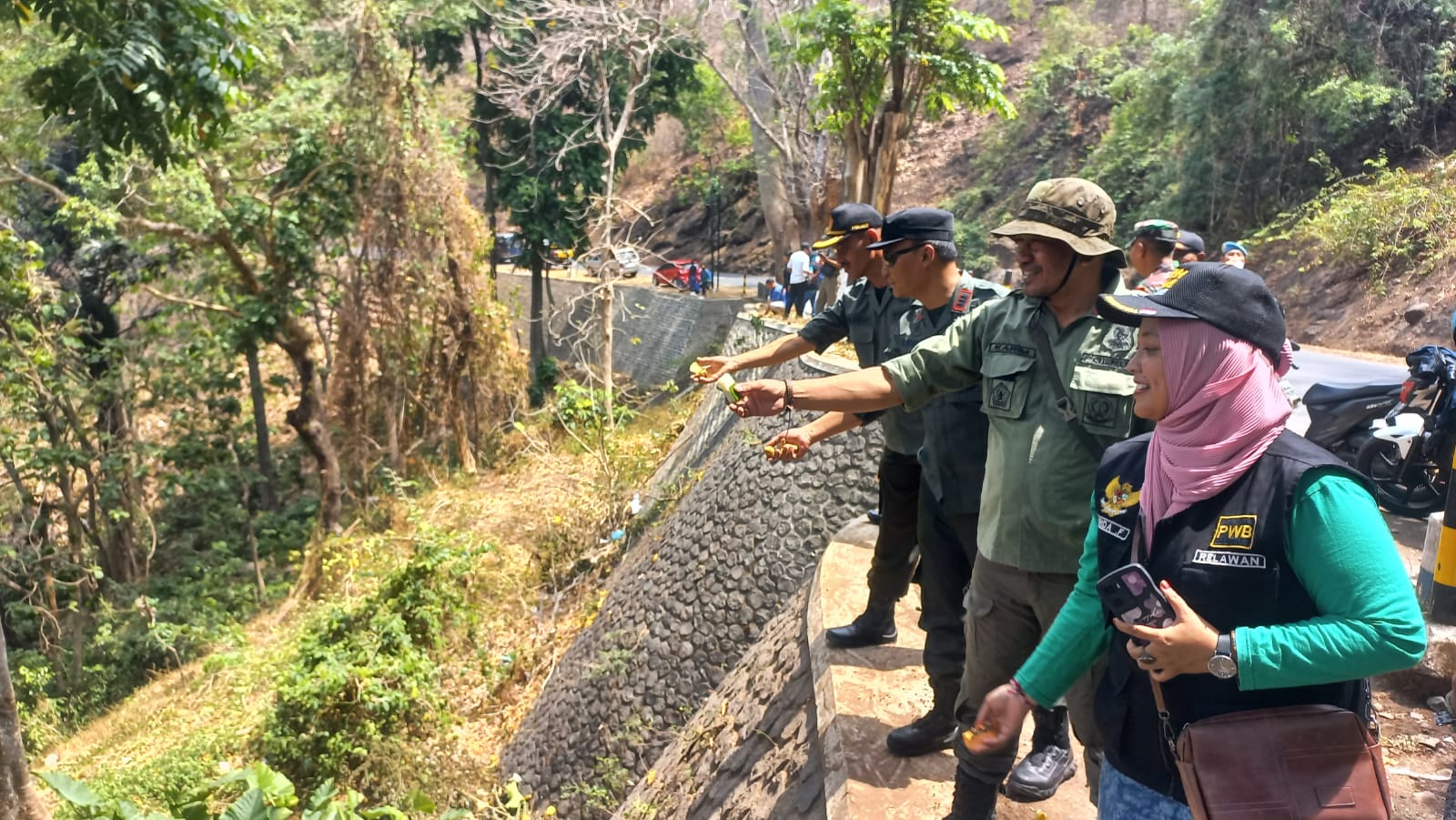 KPH Bondowoso Bersama Forkopimcam Wringin Menggelar Acara Edukasi Peduli Alam Dan Memberi Makan Satwa Liar