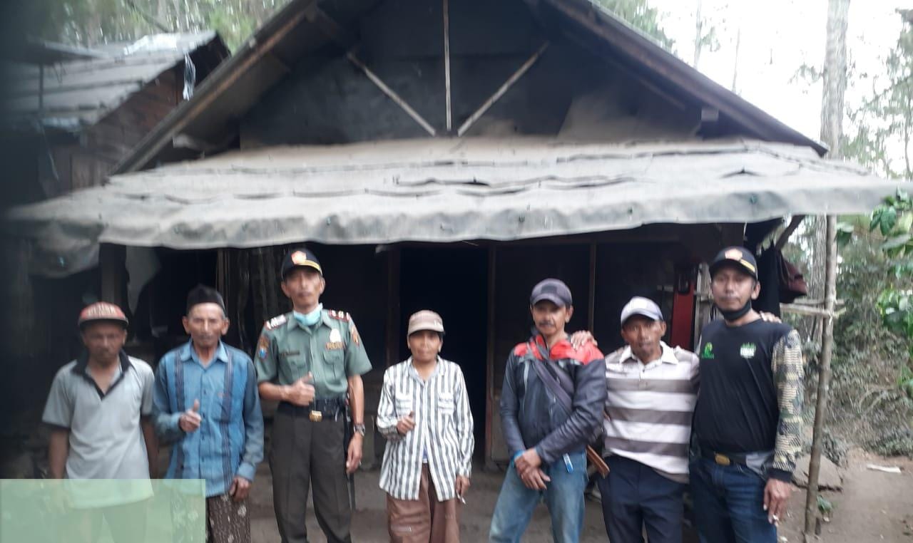 Sinergitas Petugas Perhutani Dengan Forkopimcam Dan Stakeholder Gelar Pemasangan Plang Himbauan