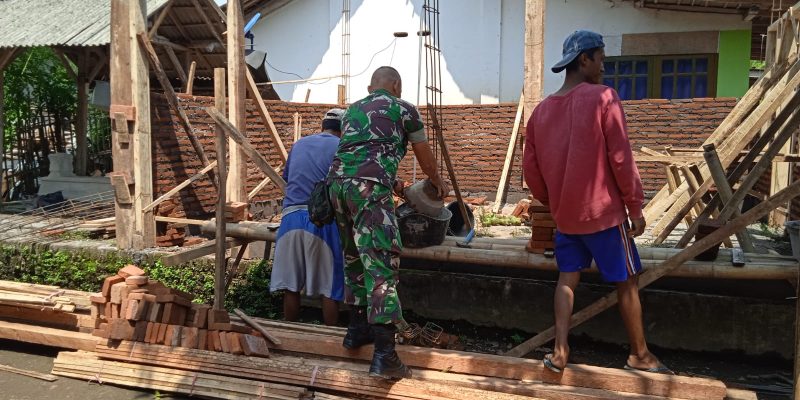 Sinergi TNI Bersama Rakyat, Babinsa Koramil Tapen Bantu Bangun Rumah Warga