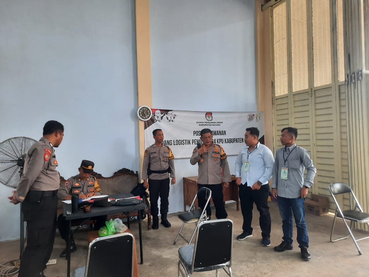 Wakapolres Batang Cek Gudang Logistik KPU Dalam Rangka Operasi Mantap Brata Candi