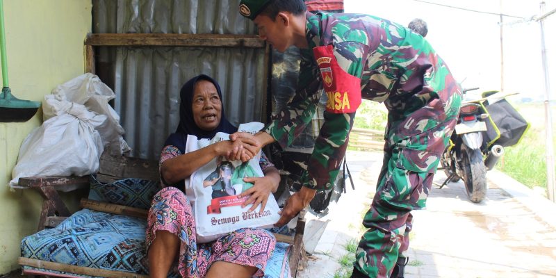 Jum’at Berkah, Salurkan Bantuan Sembako Dari Ketua Persit KCK PD IV/Diponegoro