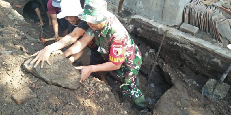 Babinsa Koramil 0822/01 Gotong-royong Perbaiki Saluran Air