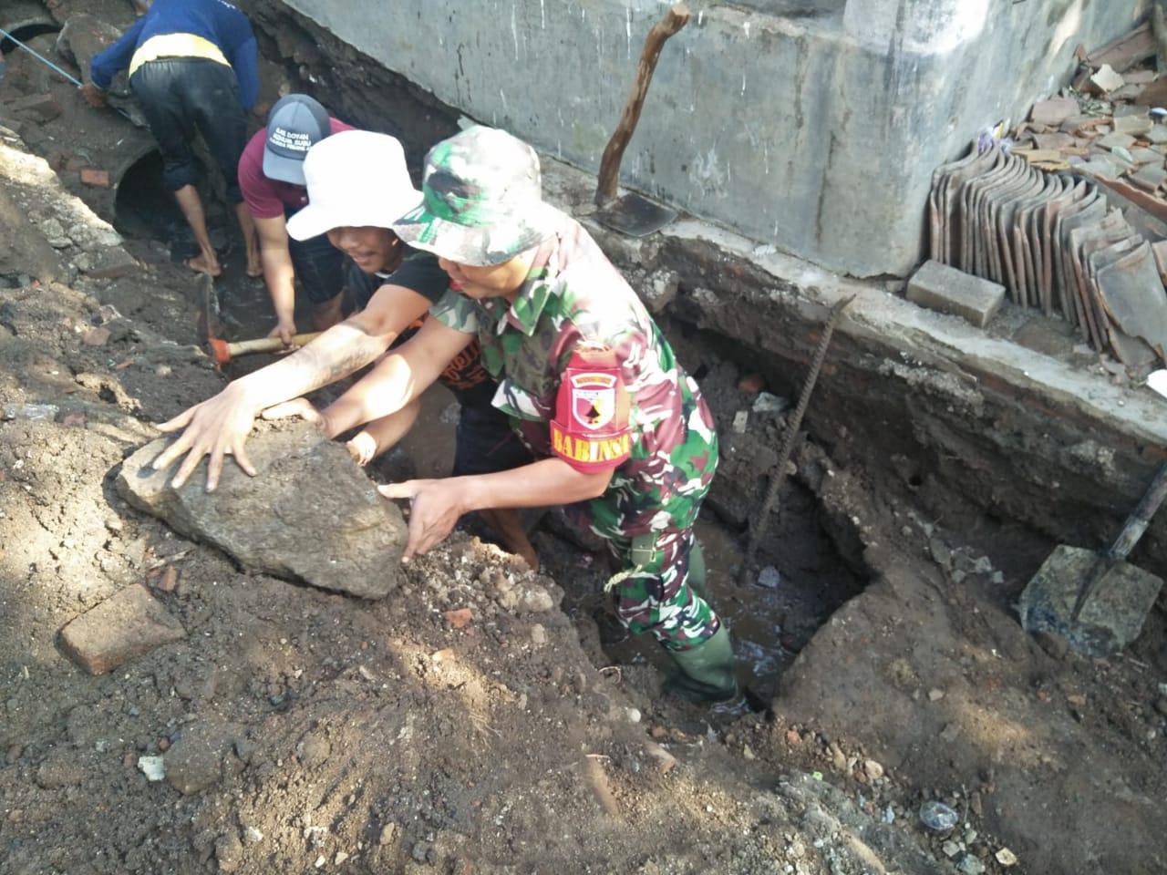 Babinsa Koramil 0822/01 Gotong-royong Perbaiki Saluran Air