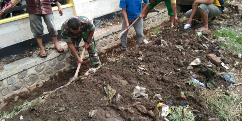 Sertu Pujiono Bantu Perangkat Desa Kerja Bakti Bersihkan Kantor Desa Bercak