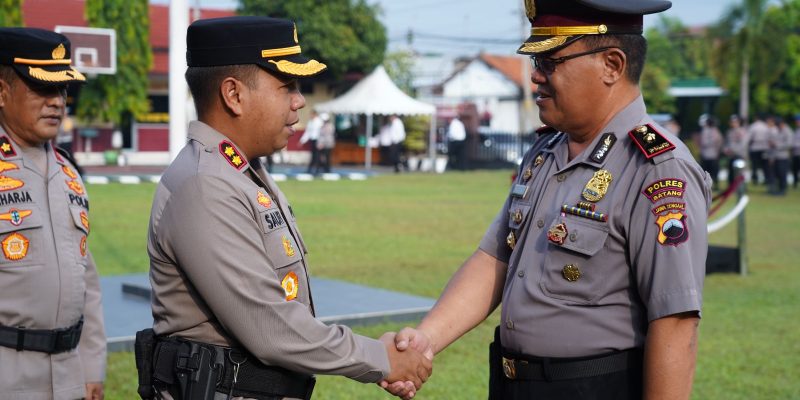 Kapolres Batang Pimpin Upacara Kenaikan Pangkat Pengabdian Anggota Polri