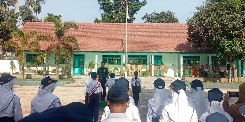 Jadi Pembina Upacara, Babinsa Koramil 0822/04 Grujugan Tanamkan Rasa Cinta Tanah Air