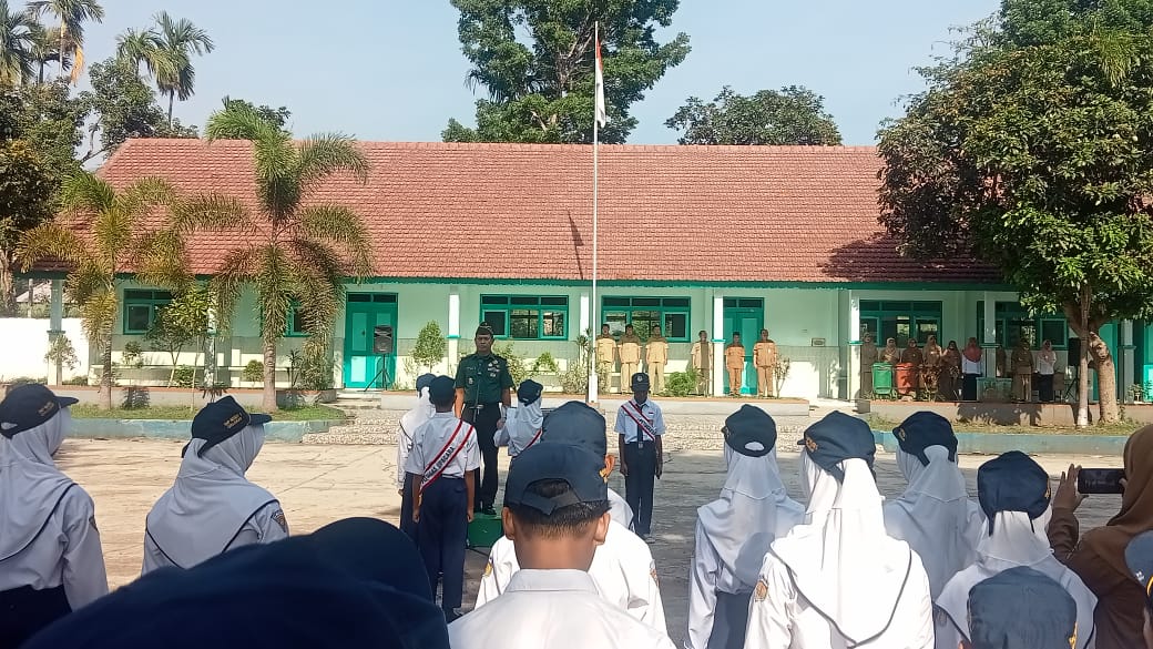 Jadi Pembina Upacara, Babinsa Koramil 0822/04 Grujugan Tanamkan Rasa Cinta Tanah Air