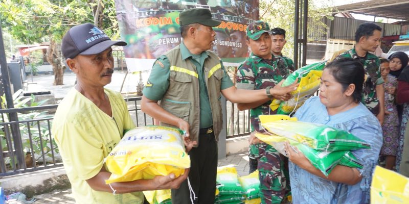 Danramil Dan Babinsa Koramil 0822/11 Tapen Monitoring Pelaksanaan Pasar Murah Bulog