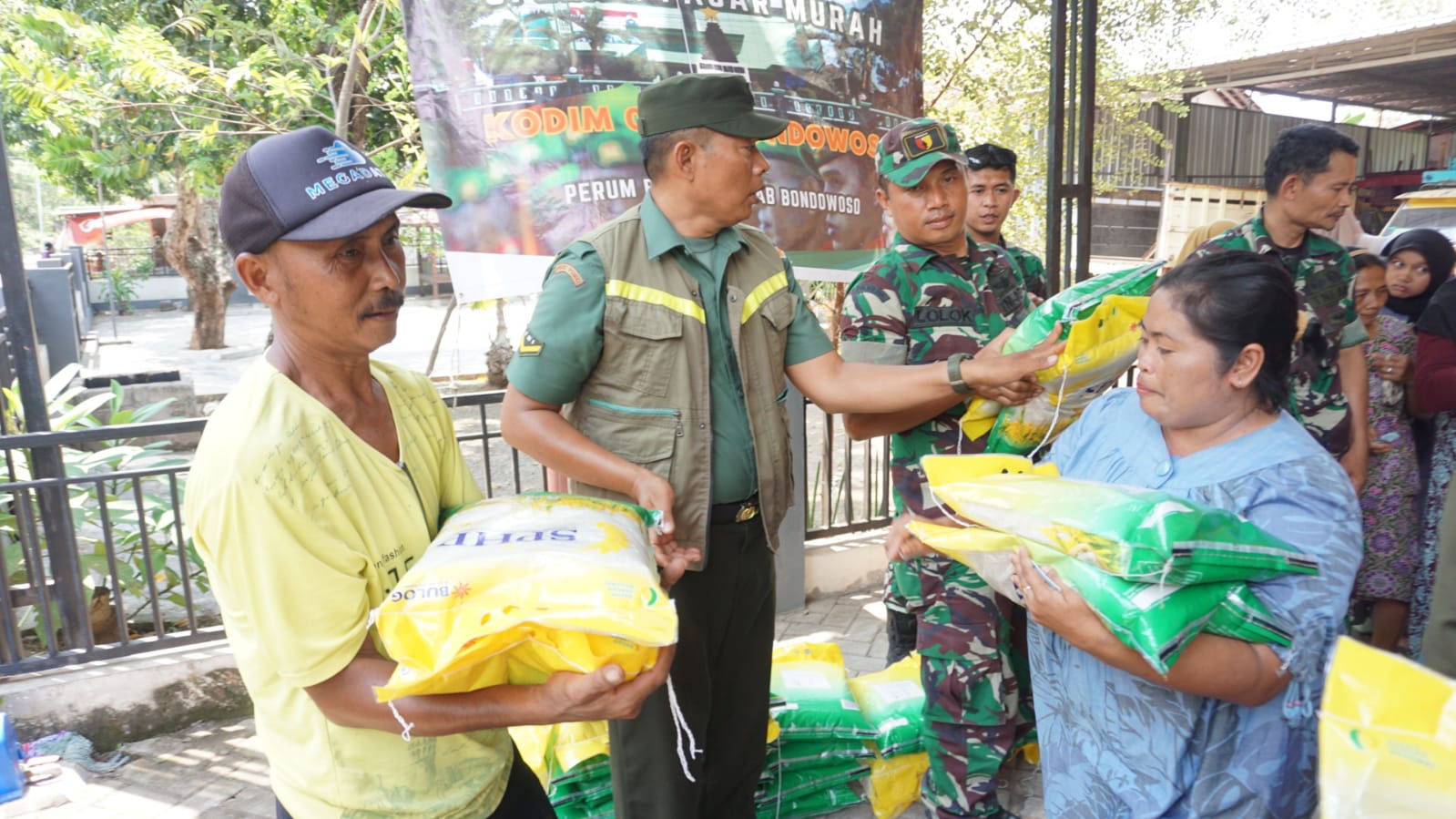 Danramil Dan Babinsa Koramil 0822/11 Tapen Monitoring Pelaksanaan Pasar Murah Bulog