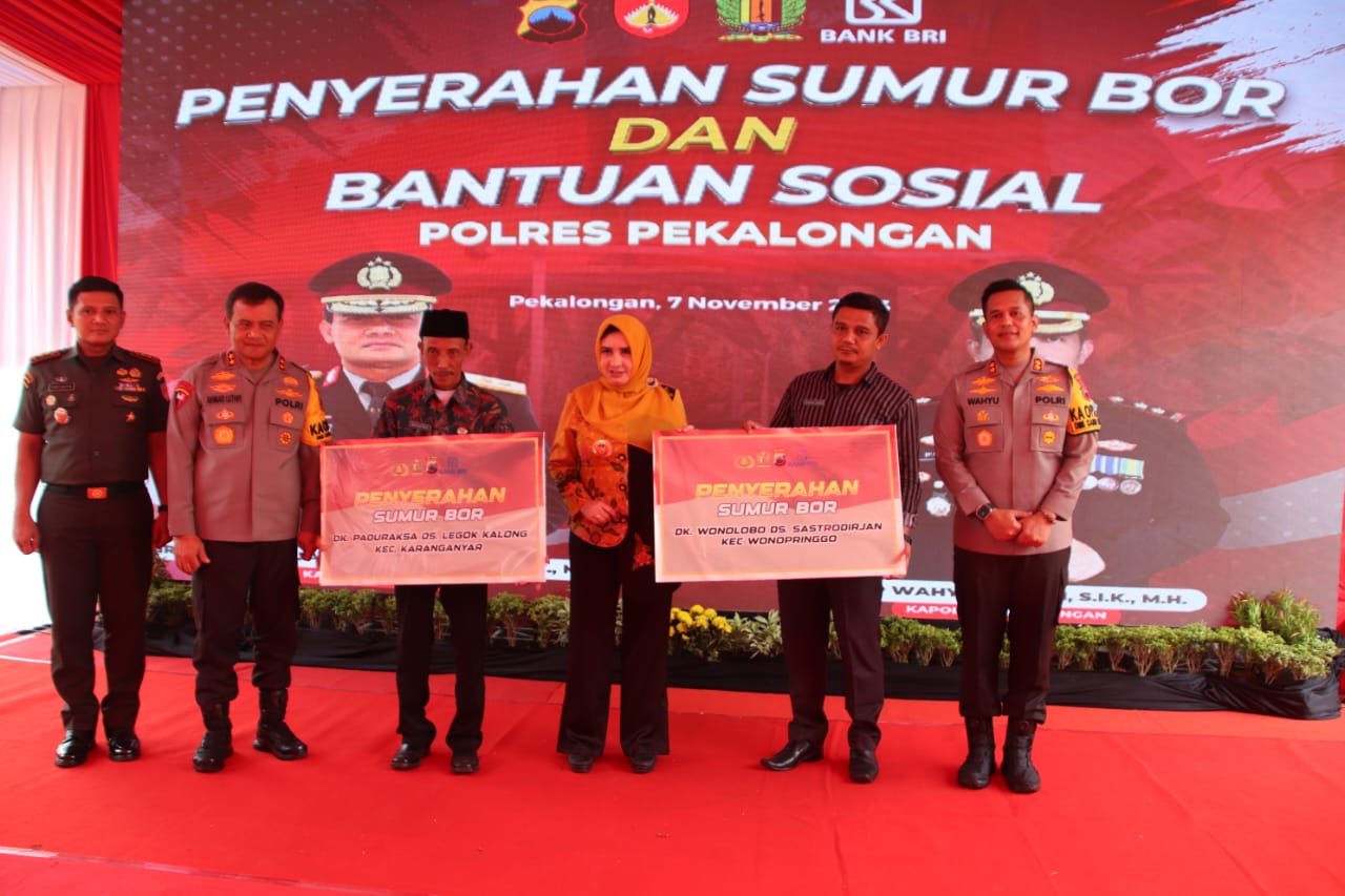 Kapolda Jateng Serahkan Bantuan Sumur Bor Dan Bantuan Sosial di Wilayah Pekalongan