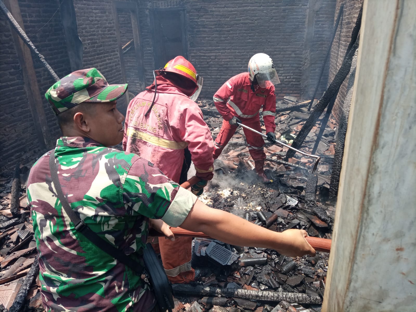 Saripah Menangis, Rumahnya Hangus Dilalap Sijago Merah