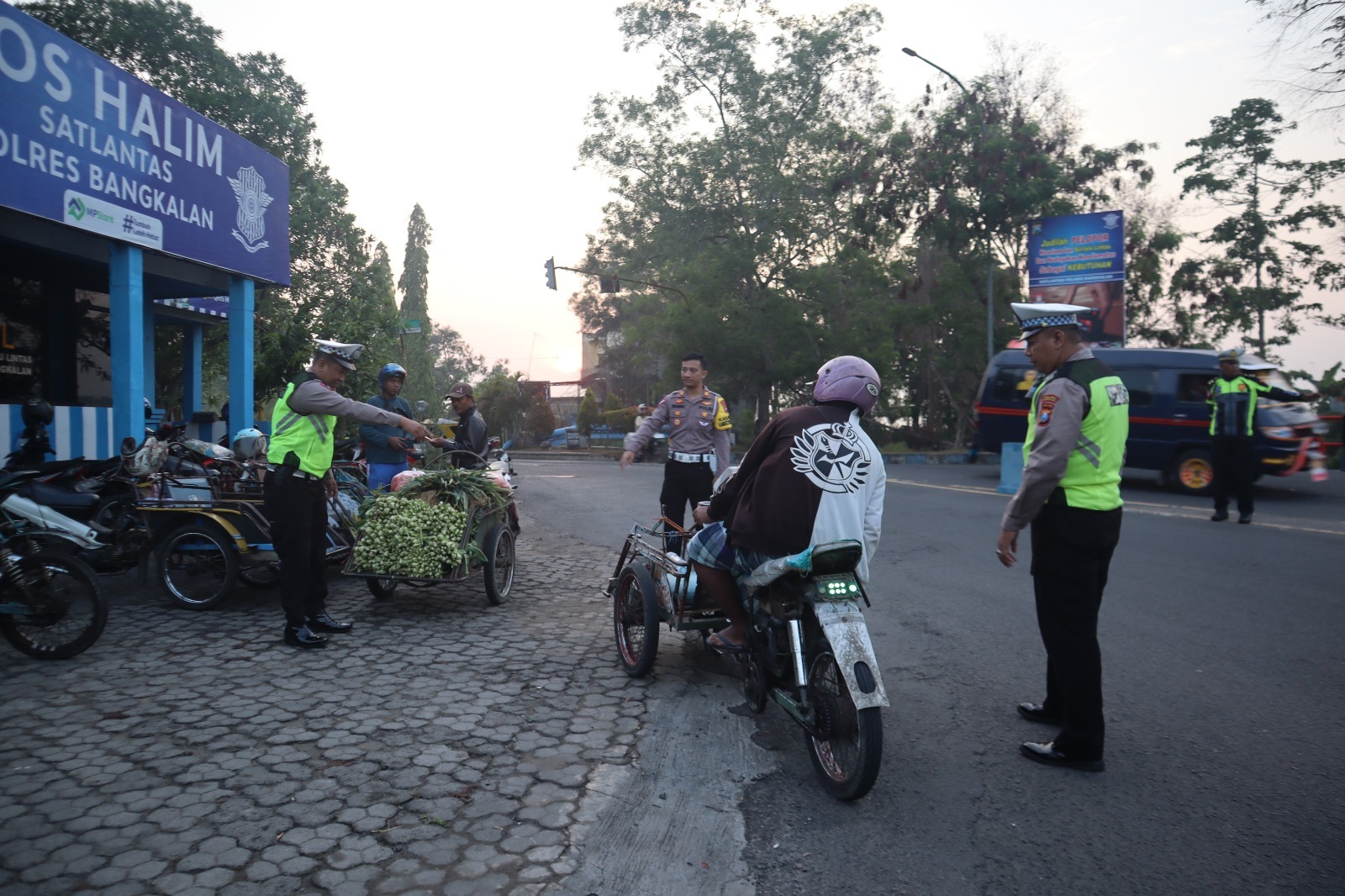 Satlantas Polres Bangkalan Razia Bentor di Pagi Buta untuk Tekan Angka Kecelakaan