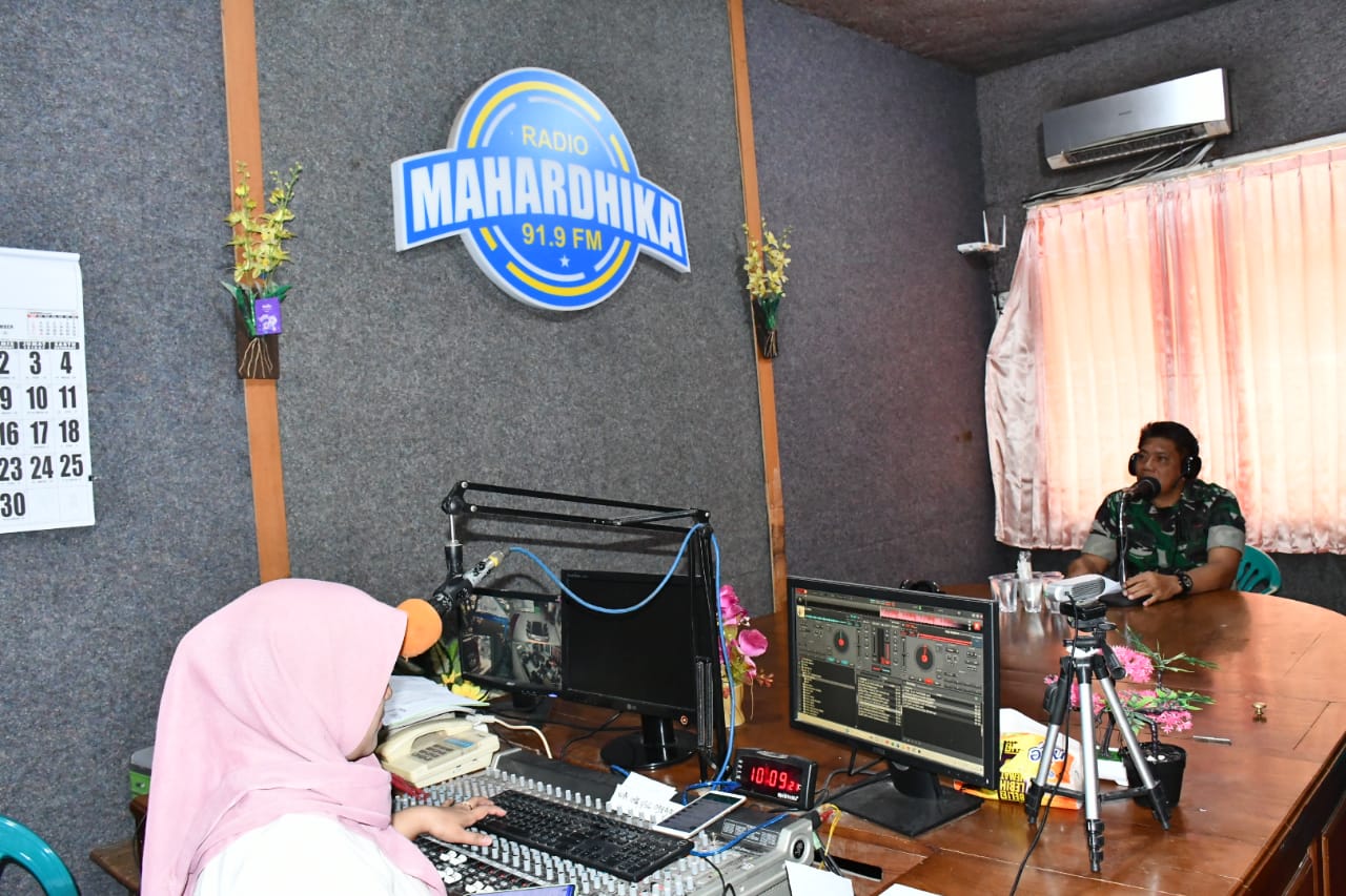 Kasdim 0822 Bondowoso, Melaksanakan Kegiatan Siaran Interaktif Di LPPL Radio Mahardika 91,9 FM