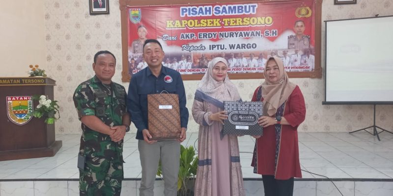 Danramil Berikan Cendera Mata Di Acara Lepas Sambut Kapolsek Tersono