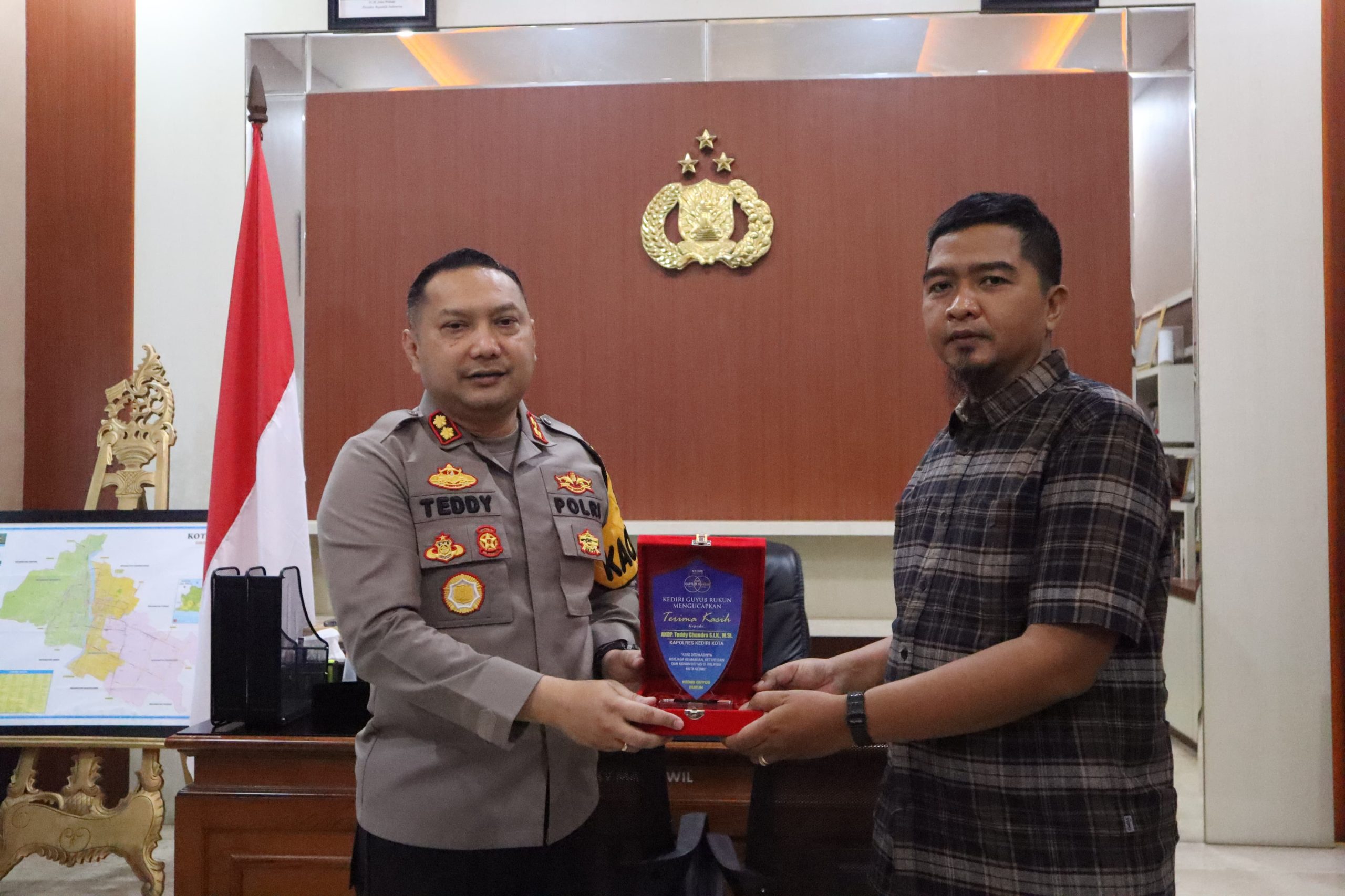 Polres Kediri Kota Di Banjiri Karangan Bunga Apresiasi Dari Elemen Masyarakat Atas Keberhasilan Ungkap Kasus