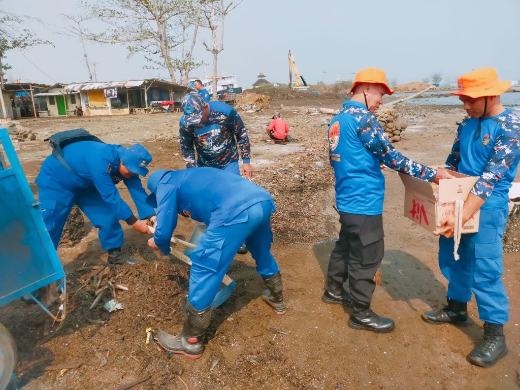 Jaga Lingkungan, Satpolairud Polres Batang Lakukan Aksi Bersih Pantai