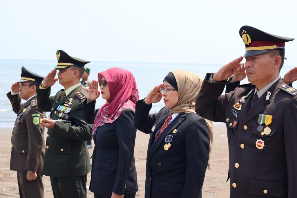 Forkopimda Batang Gelar Upacara Tabur Bunga di Laut Peringati Hari Pahlawan Tahun 2023