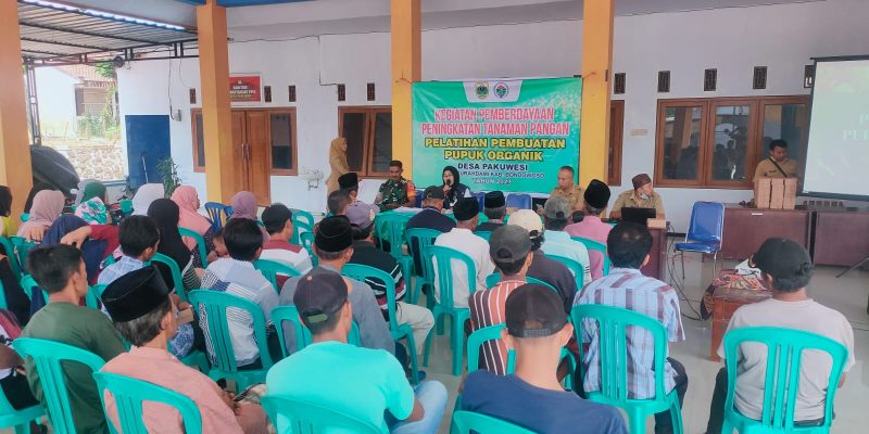 Pelatihan Pembuatan Pupuk Organik Bagi Babinsa Curahdami dan Warga