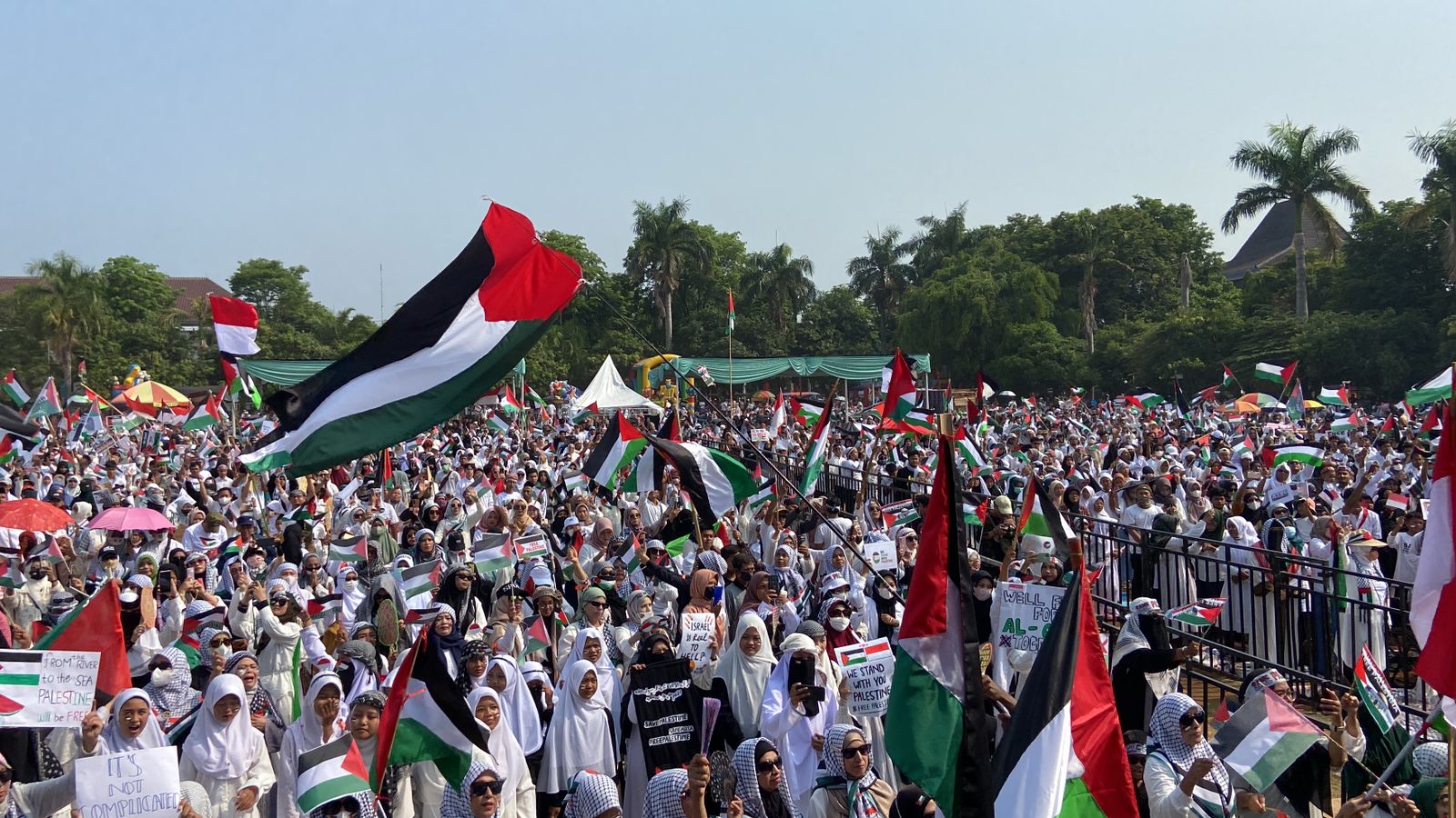 Aksi Damai Peduli Palestina, Ribuan Orang Pekalongan Padati Lapangan Mataram