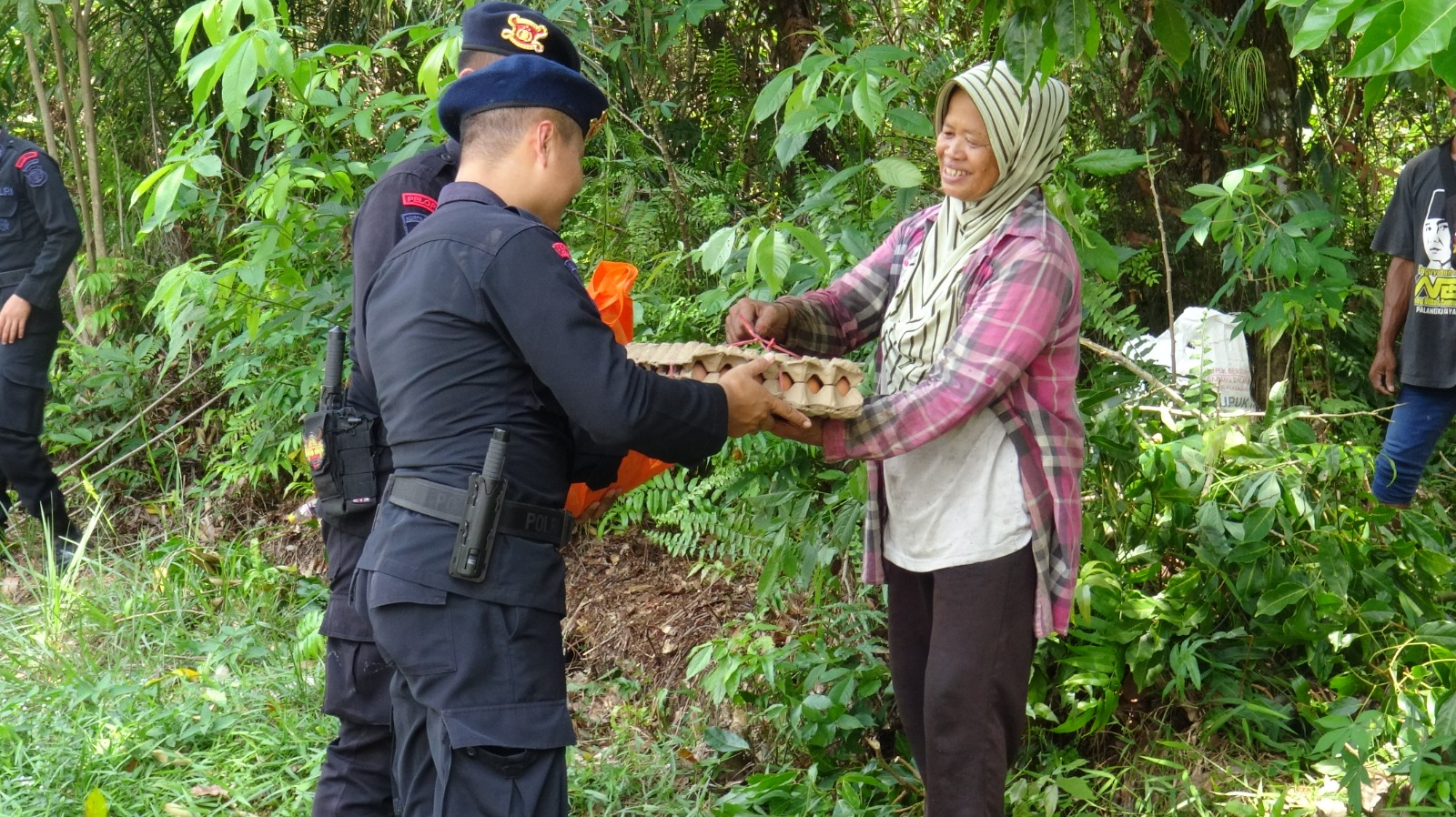 Jelang HUT Brimob Ke-78, Brimob Polda Kalteng Laksanakan Baksos
