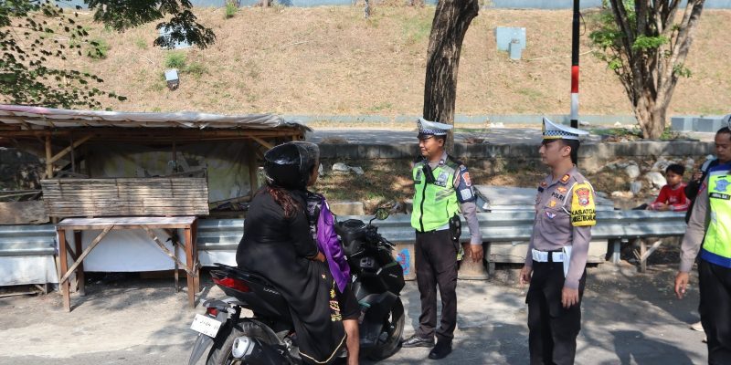 Satlantas Polres Bangkalan Razia R2 yang Lintasi Jalur R4 Guna Minimalisir Laka Lantas Di Jembatan Suramadu