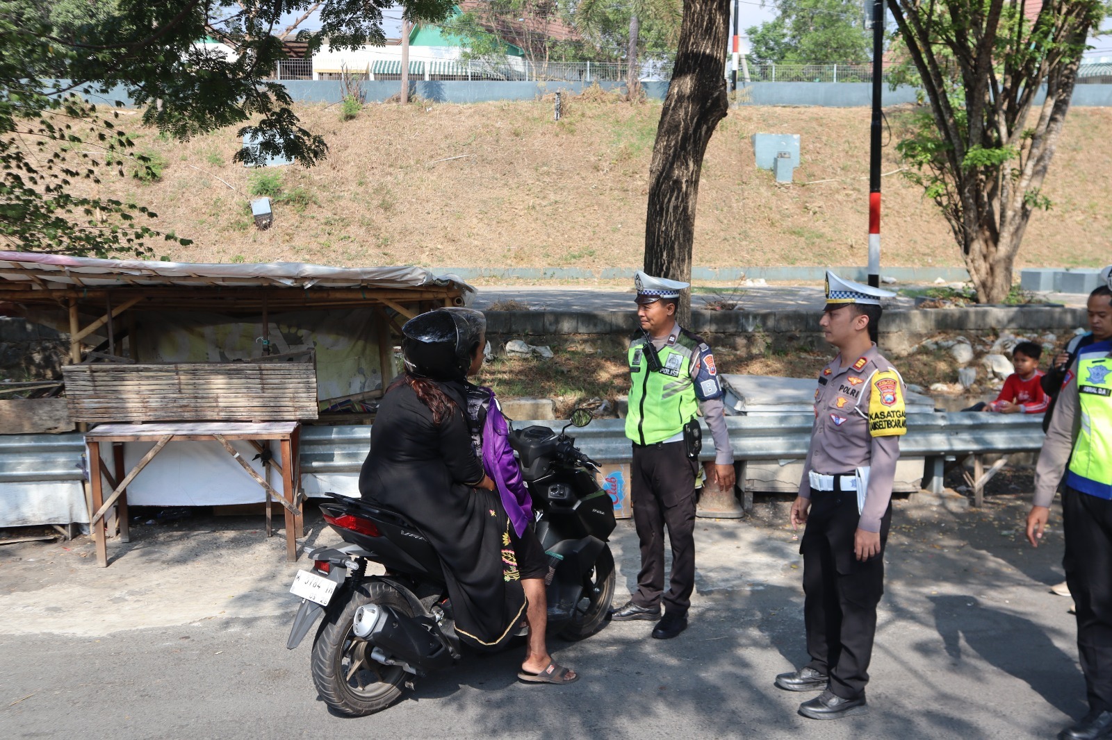 Satlantas Polres Bangkalan Razia R2 yang Lintasi Jalur R4 Guna Minimalisir Laka Lantas Di Jembatan Suramadu