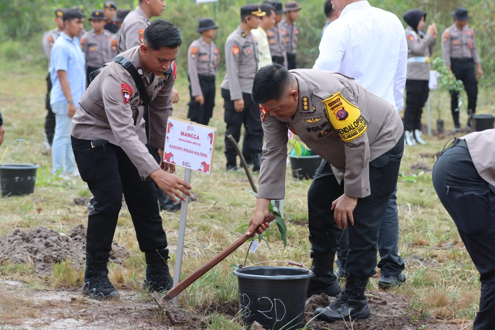 Polda Kalteng Tanam 500 Bibit di Lapangan Tembak Satbrimob