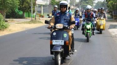 PJ Bupati Jombang Tilik Jalan Kecamatan Diduga Gunakan Vespa Dengan Plat Nomor Polisi Aspal