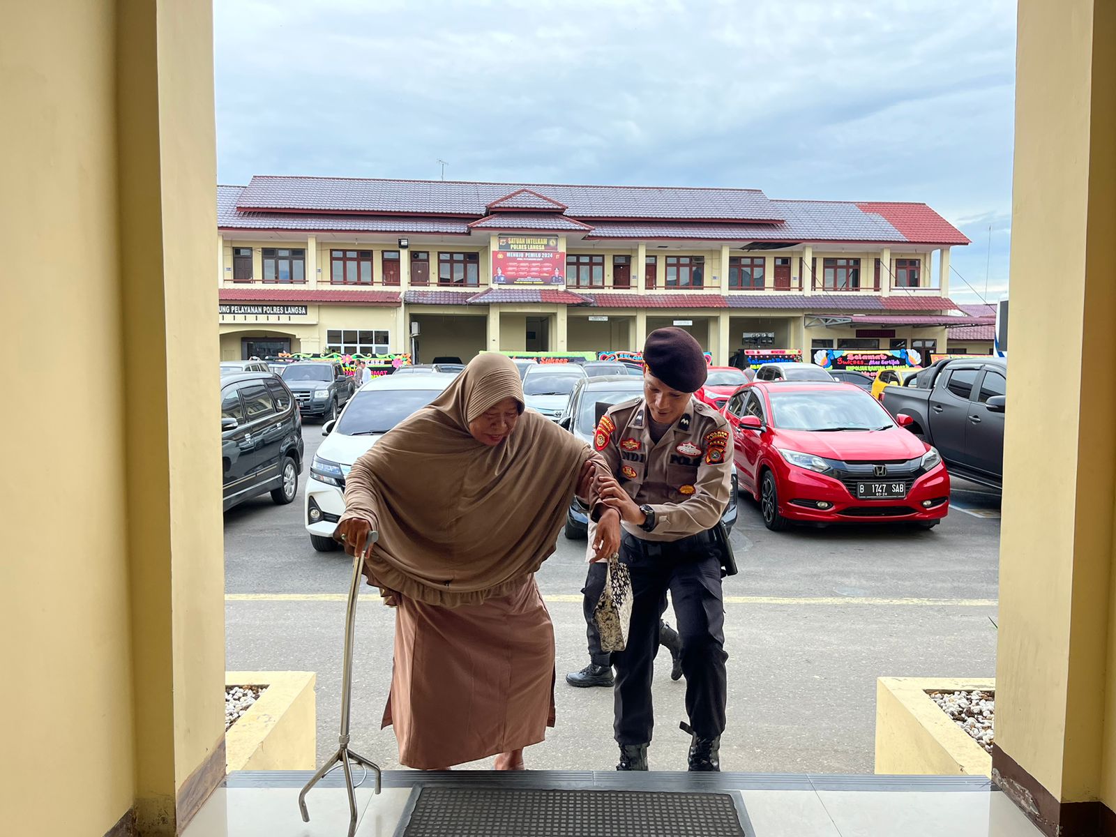 Sat Samapta Polres Langsa Berikan Pelayanan Humanis Kepada Sang Raja/Ratu yang datang Kemapolres