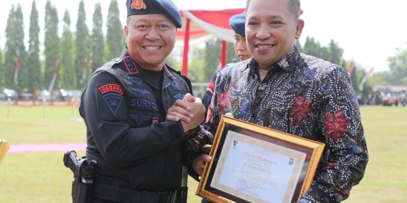Bupati Sampang H. Slamet Junaidi Terima Piagam Penghargaan Dari Dansat Brimob Polda Jatim