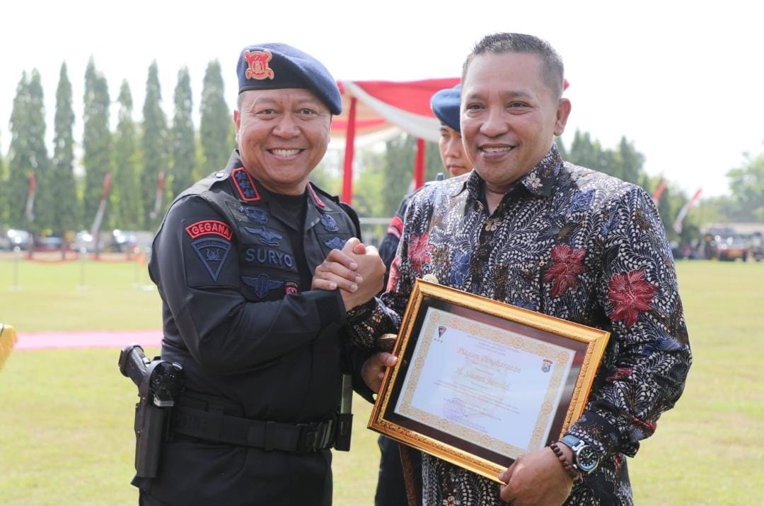 Bupati Sampang H. Slamet Junaidi Terima Piagam Penghargaan Dari Dansat Brimob Polda Jatim