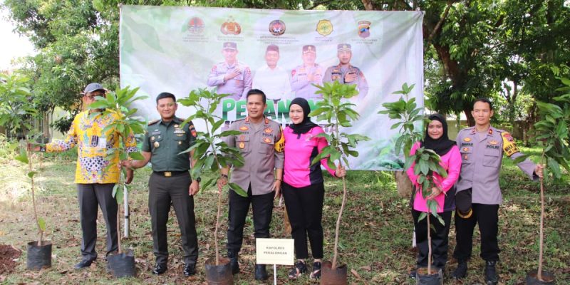 Bersama Menko PMK, Polres Pekalongan Tanam Seratus Pohon Tunjang Gerakan Nasional Revolusi Mental