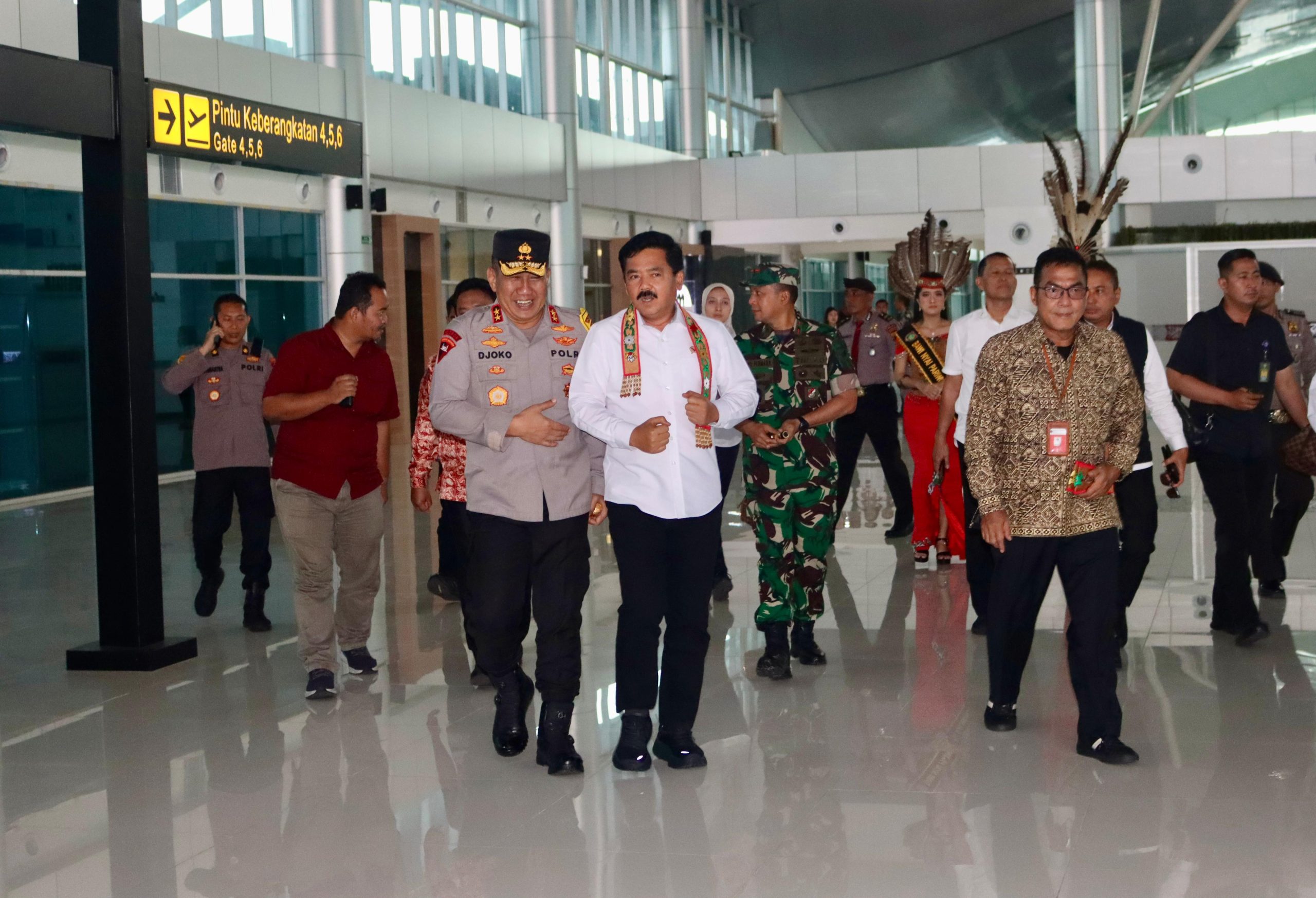 Kapolda Kalteng Sambut Kedatangan Menteri ATR/BPN  di Bumi Tambun Bungai