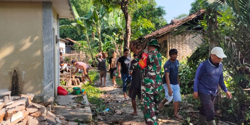 Babinsa dan Masyarakat Desa Pengarang Kab Bondowoso Gotong Royong Bangun Tempat Ibadah