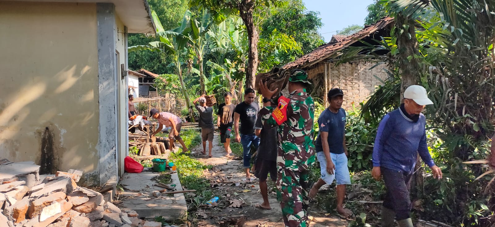 Babinsa dan Masyarakat Desa Pengarang Kab Bondowoso Gotong Royong Bangun Tempat Ibadah