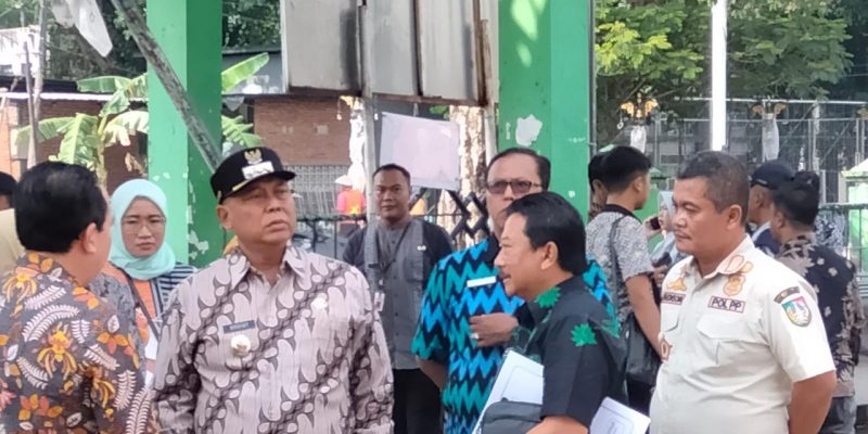 PJ Bupati Jombang Sugiat Ujungnya Mengajak Duduk Bersama Lagi Dengan Penghuni Ruko Simpang Tiga Yang Telah Merugikan Negara