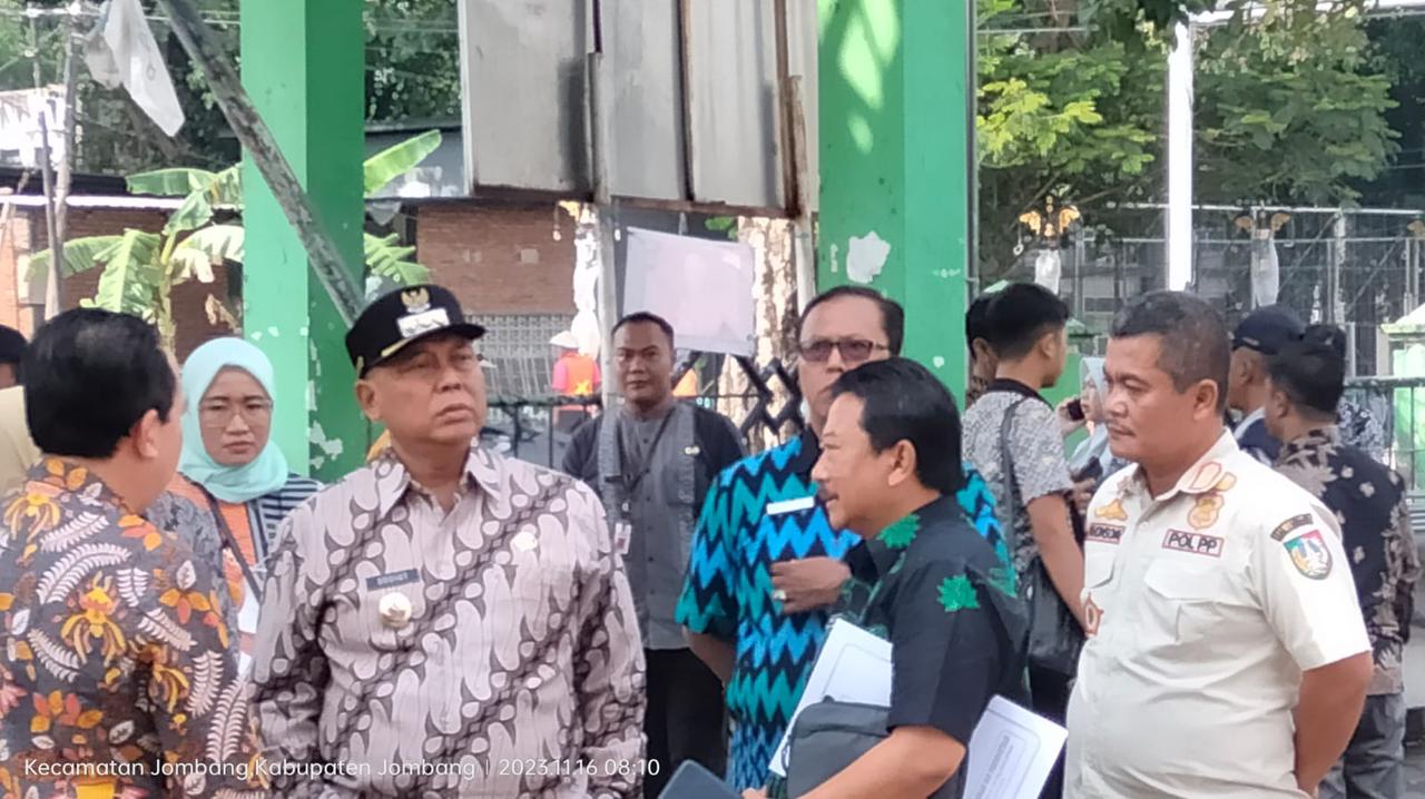 PJ Bupati Jombang Sugiat Ujungnya Mengajak Duduk Bersama Lagi Dengan Penghuni Ruko Simpang Tiga Yang Telah Merugikan Negara