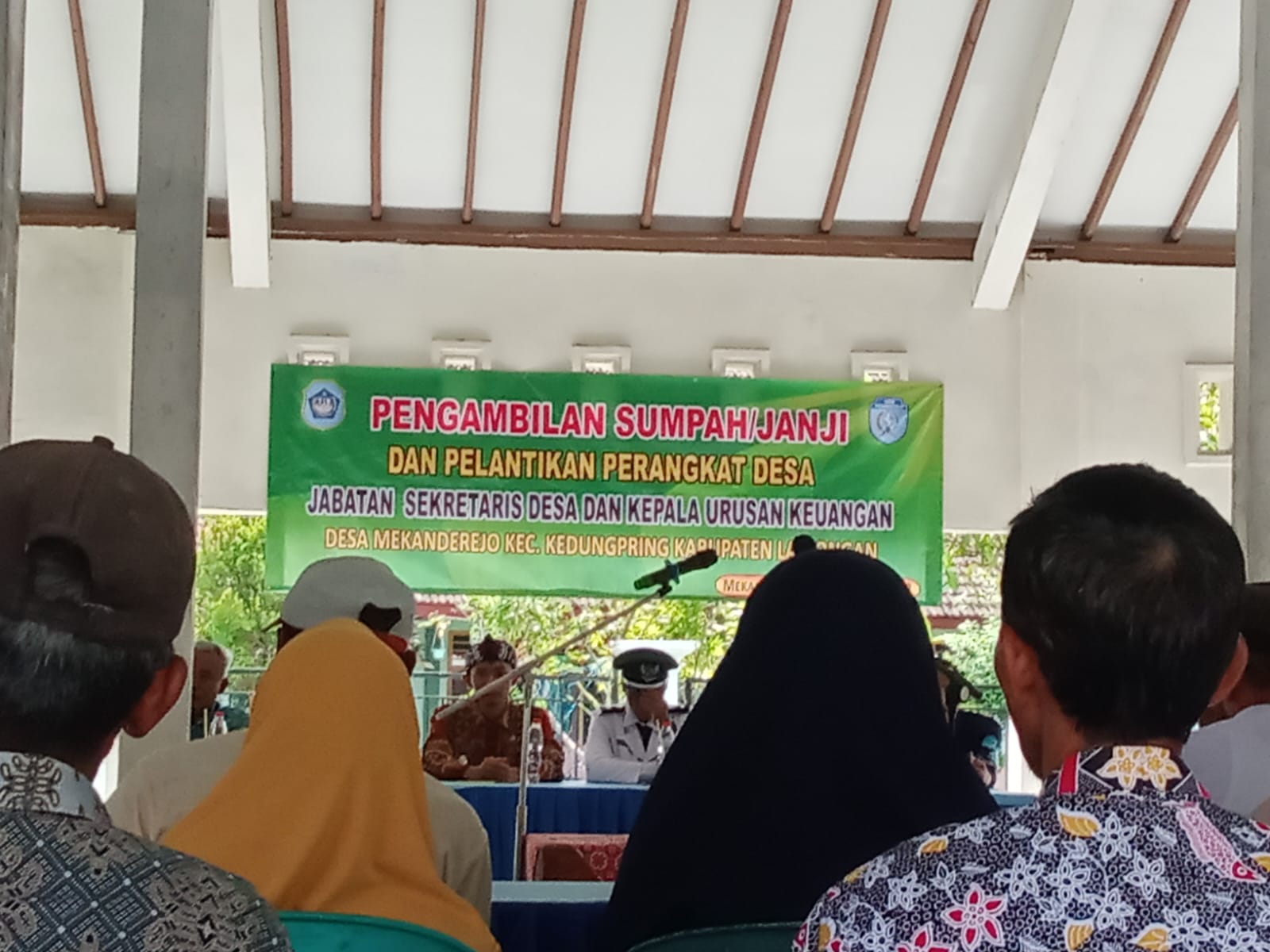 Kepala Desa Mekanderejo Fauzi,Sp Hari Ini Melantik Dua Perangkat Sekaligus, Sekdes Dan Kaur Keuangan