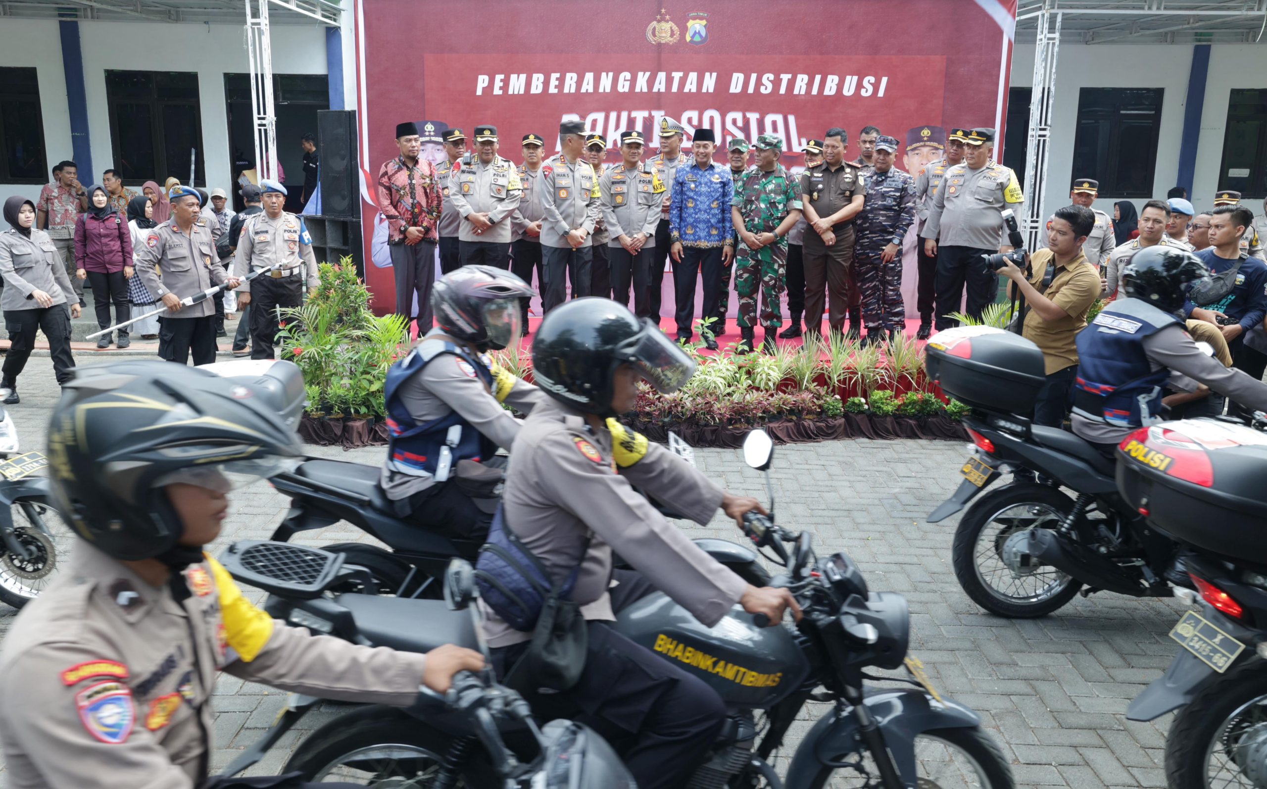 Tindaklanjuti Jumat Curhat Polda Jatim Gelar Baksos dan Bakkes di Sampang Madura