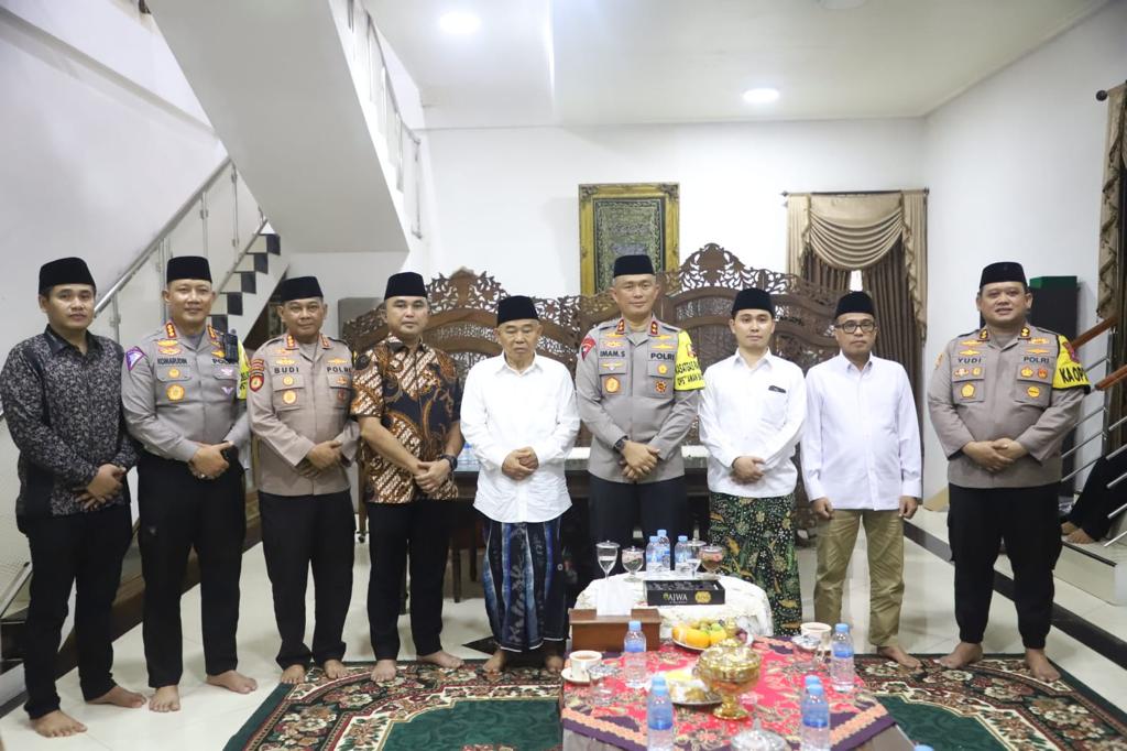 Kapolda Jatim Kunjungi Sejumlah Ponpes Perkuat Silaturahmi Untuk Kamtibmas