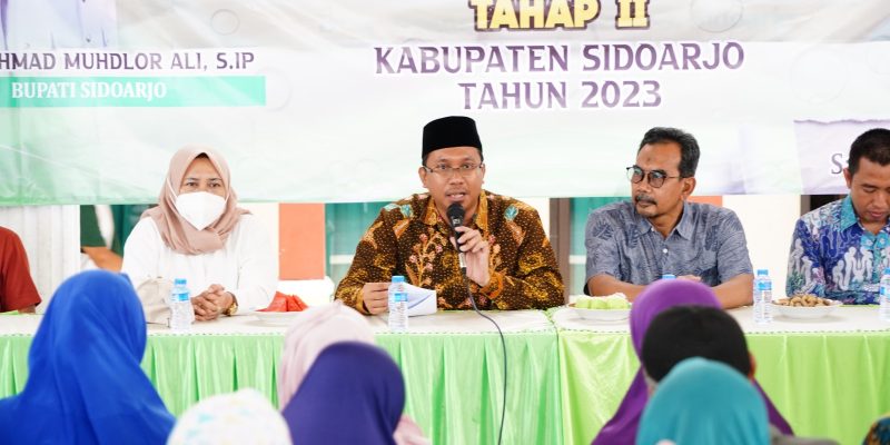 Salurkan Bansos Beras Tahap II, Gus Muhdlor Minta Warga Kurang Mampu Belum Dapat Segera Lapor