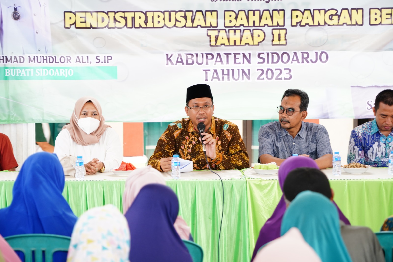 Salurkan Bansos Beras Tahap II, Gus Muhdlor Minta Warga Kurang Mampu Belum Dapat Segera Lapor