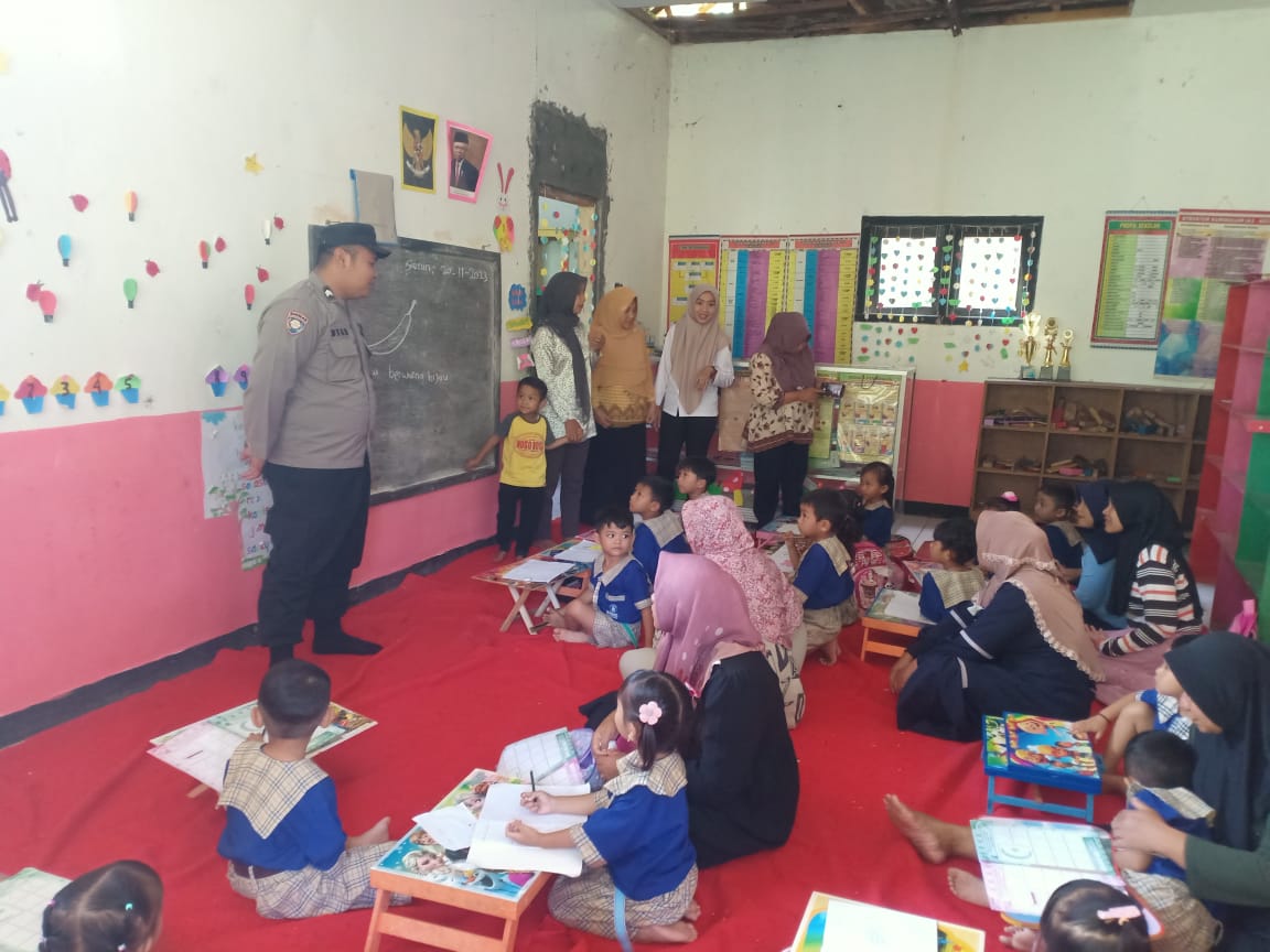 Bhabinkamtibmas Polsek Lebakbarang Sambangi Anak-Anak Paud, Tingkatkan Kecintaan Anak Pada Polisi