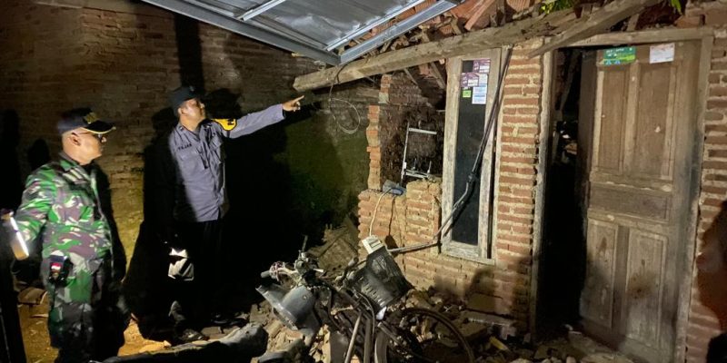 Atap Rumah Roboh, Diduga Konstruksi Bangunan Yang Sudah Tidak Layak