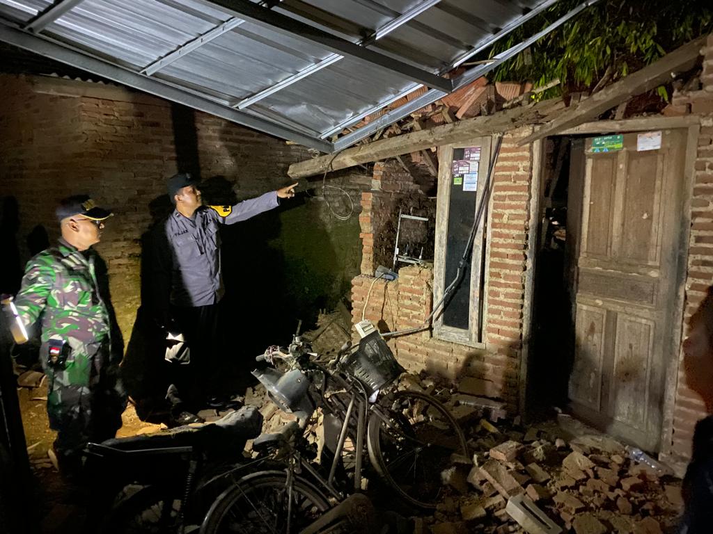 Atap Rumah Roboh, Diduga Konstruksi Bangunan Yang Sudah Tidak Layak