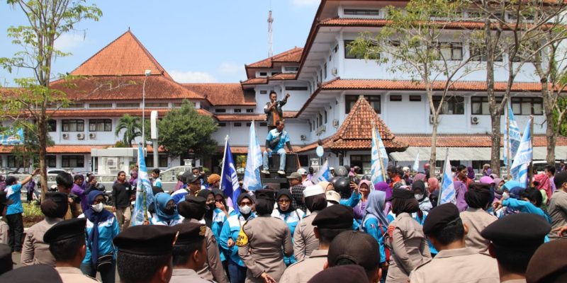 Pengamanan Humanis, Personel Polres Pekalongan Kawal Aksi Massa PSP SPN