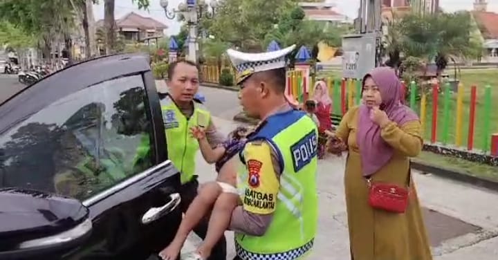 Kasat lantas Polres Sampang Bantu Anak Kecil Alami Kecelakaan Saat Bermain