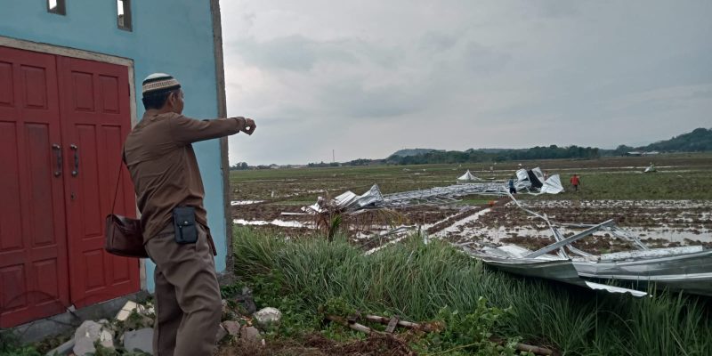 Hujan Deras Disertai Angin Kencang di Kesesi, Rusak Sebuah Gudang Material