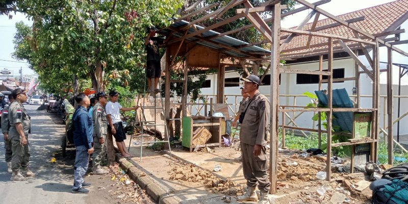Edukasi, Satpol P3KP Bongkar Bangunan Liar Diatas Trotoar Maupun Saluran Irigasi