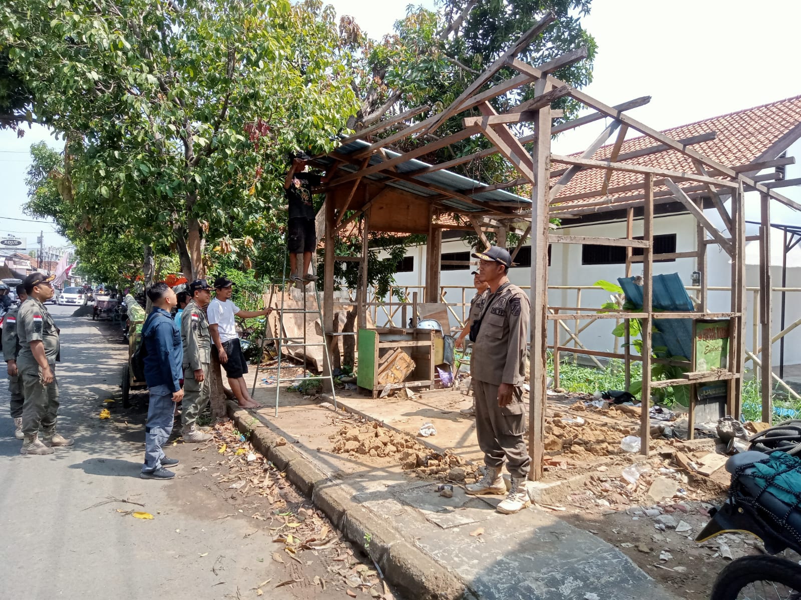 Edukasi, Satpol P3KP Bongkar Bangunan Liar Diatas Trotoar Maupun Saluran Irigasi